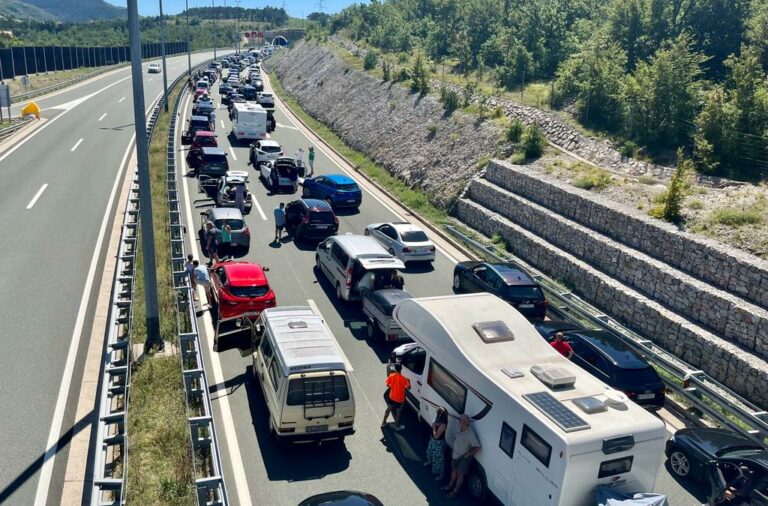 Croazia. Traffico da bollino nero: code, attese, caldo… (foto)
