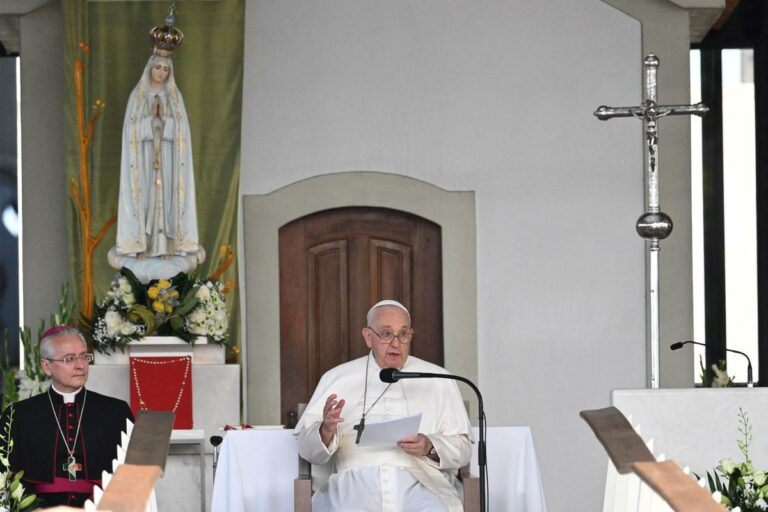 Papa Francesco a Fatima prega per la pace e sottolinea: «Chiesa accoglie tutti»
