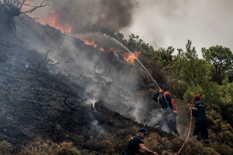 Incendi in Grecia, settimana gratis a Rodi a turisti evacuati: l’annuncio del premier