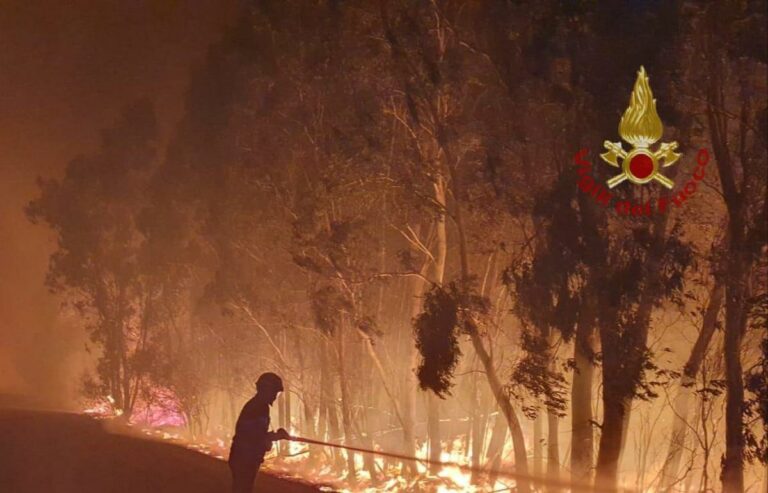 Incendi in Sardegna, brucia il Sud: forte vento alimenta roghi