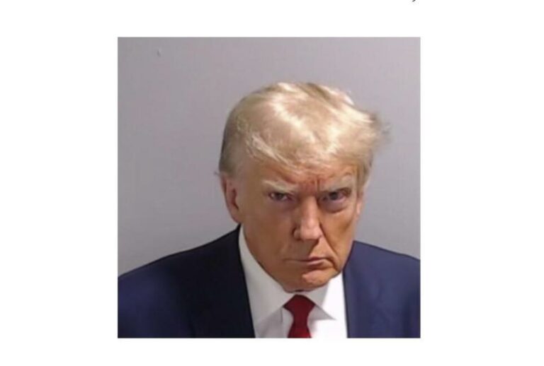 Trump arrestato, foto segnaletica e schedatura: rilasciato su cauzione
