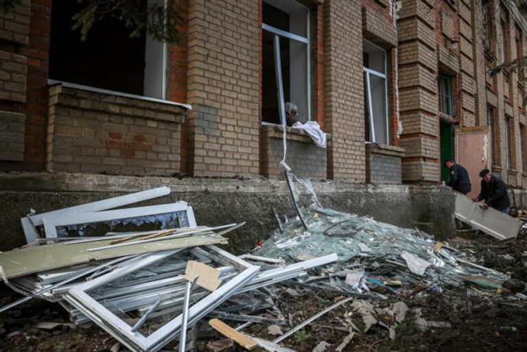 Ucraina, bombe su teatro e ateneo a Chernihiv: 6 morti tra cui una bimba