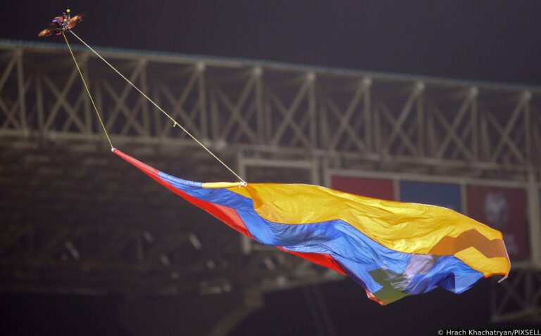 Drone con bandiera del Nagorno-Karabakh interrompe il match a Erevan