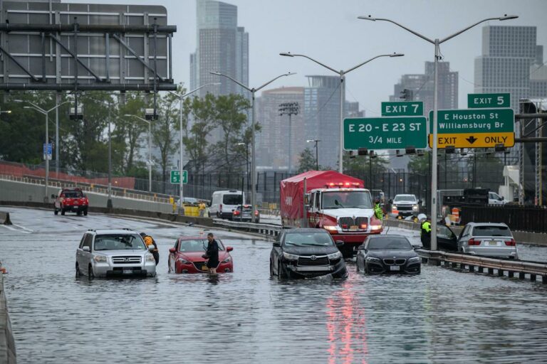 Inondazioni a New York, il sindaco: “Evento meteo pericoloso, state a casa”