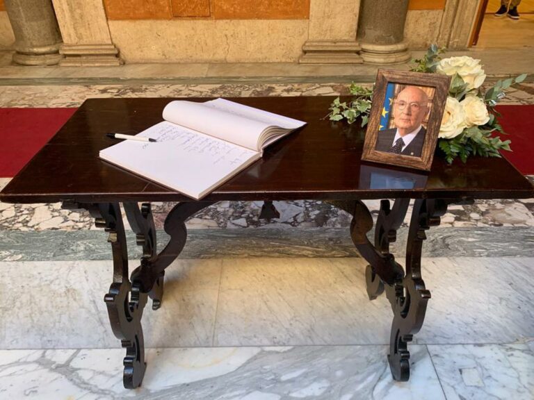Giorgio Napolitano, funerali di Stato laici: cosa sono e come si svolgono