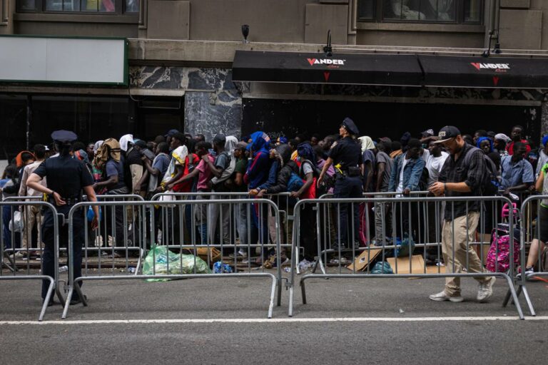 Migranti, Manhattan come Lampedusa: assediata dagli arrivi