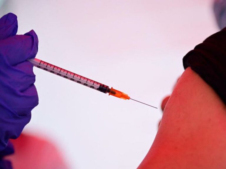 Vaccino antinfluenzale e Covid nello stesso giorno, ci sono rischi?