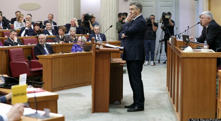 Caos al Sabor. Il discorso di Plenković «zittito» dall’opposizione