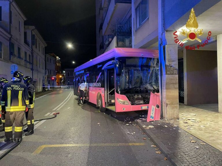 Mestre, autobus elettrico contro pilastro palazzo: 15 feriti