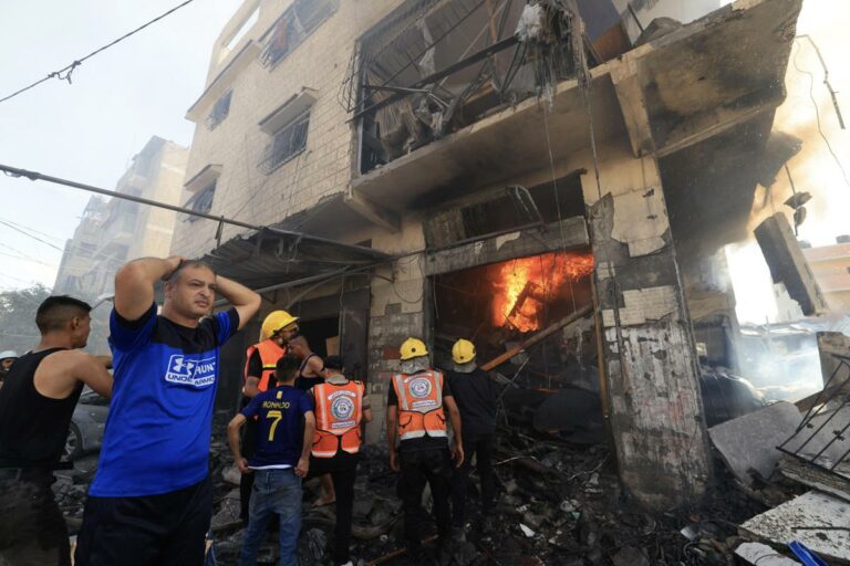 Israele: «Stiamo colpendo tutta la Striscia di Gaza». Raid anche in Libano