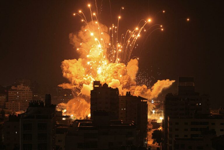 Israele, raid in corso su Gaza: «Colpiti 500 obiettivi Hamas». Oltre 700 morti