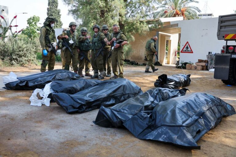 Israele, orrore a Kfar Aza: Hamas uccide 40 bimbi e neonati, alcuni decapitati