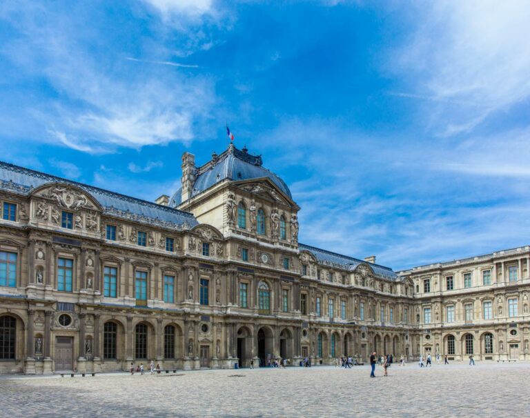 Francia, «allarmi bomba al Louvre»: il museo resta chiuso per motivi di sicurezza