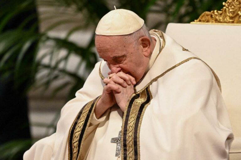«Leggero stato influenzale» per il Papa, annullate le udienze