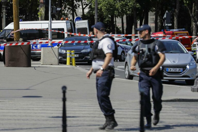 Parigi, donna urla «Allah Akbar» e minaccia di «far saltare tutto»: polizia le spara