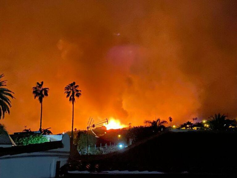 Tenerife, caldo record riattiva maxi incendio: 3mila evacuati