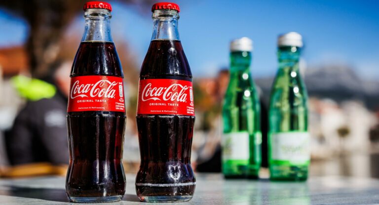 La Coca-Cola torna sugli scaffali dei negozi