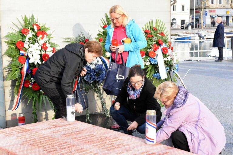 Fiume. Corone di fiori in ricordo della tragedia di Vukovar