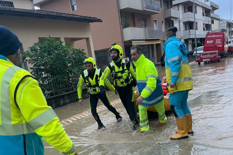 Alluvione Toscana, tre morti e tre dispersi. Attesa la piena dell’Arno