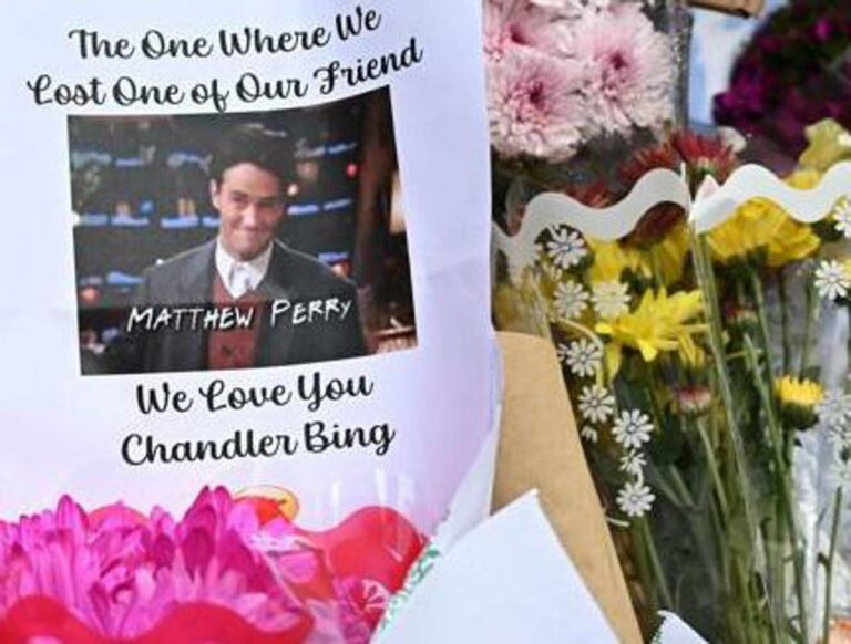 Matthew Perry, ai funerali privati anche il cast di ‘Friends’