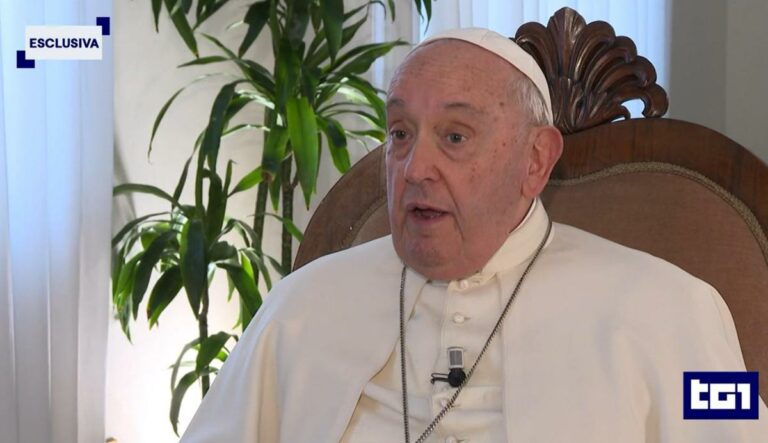Papa Francesco al Tg1: «La guerra è una sconfitta, servono due Stati»