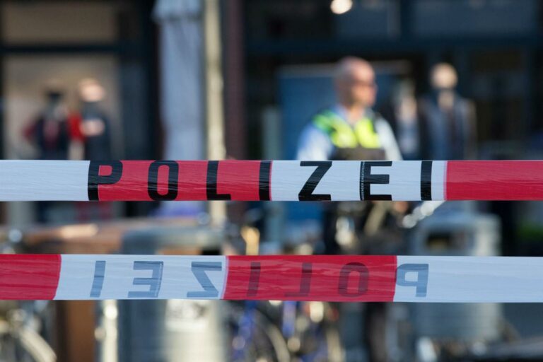 Amburgo, uomo armato asserragliato in aeroporto con la figlia: in corso negoziazioni