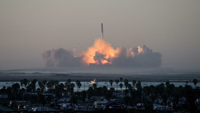 Space X, il razzo Starship di Elon Musk fatto esplodere in volo