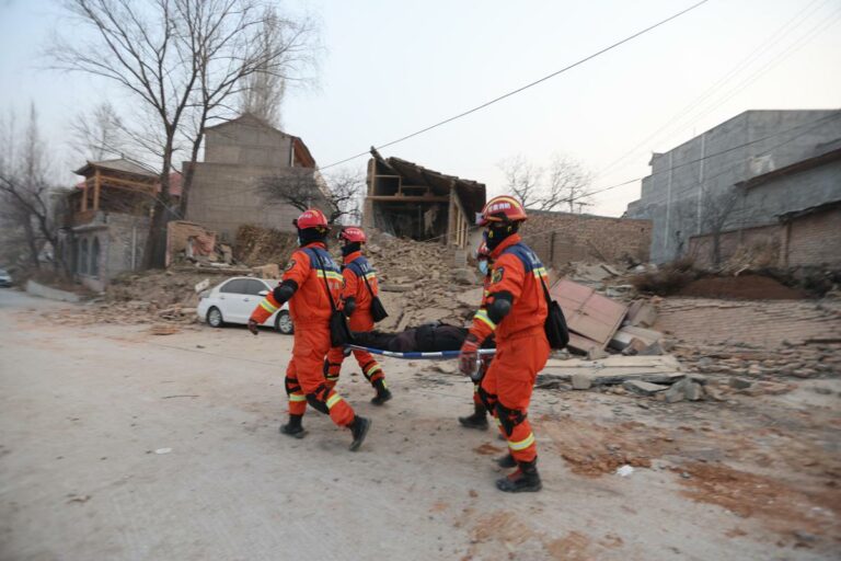 Terremoto in Cina, almeno 118 morti: si scava tra le macerie