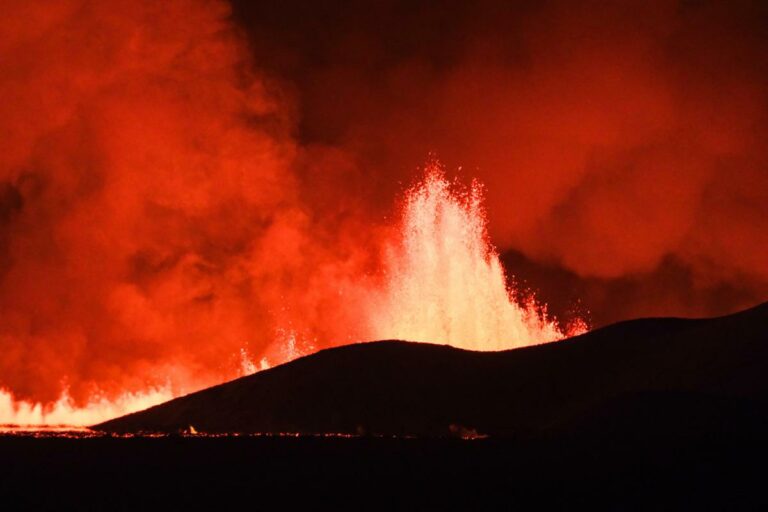 Islanda, erutta vulcano a Grindavik: evacuate migliaia di persone