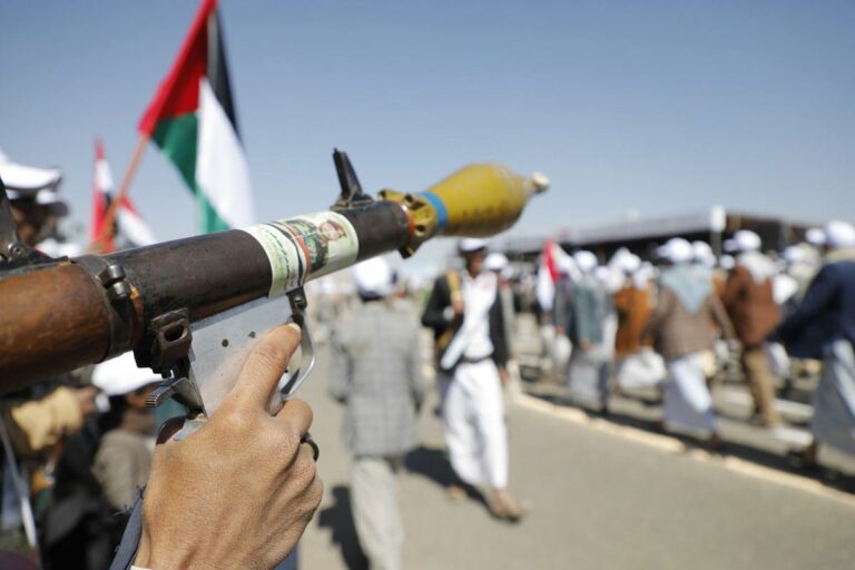Attacchi Houthi nel Mar Rosso minaccia per economia mondiale: ecco cosa si rischia