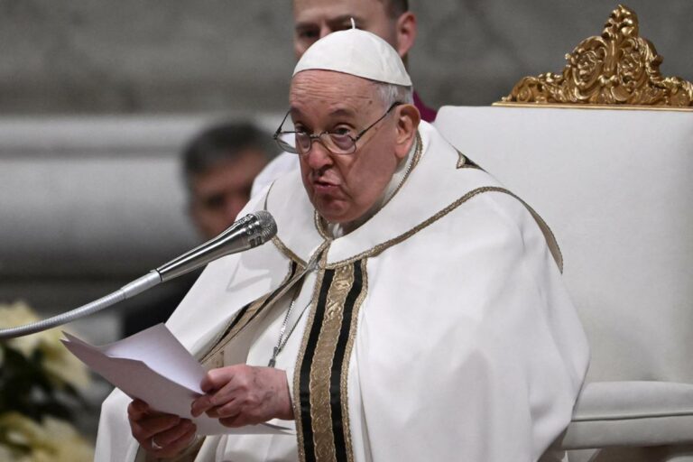 Messa Natale, Papa: “Cuore a Betlemme, rifiutare la logica della guerra”