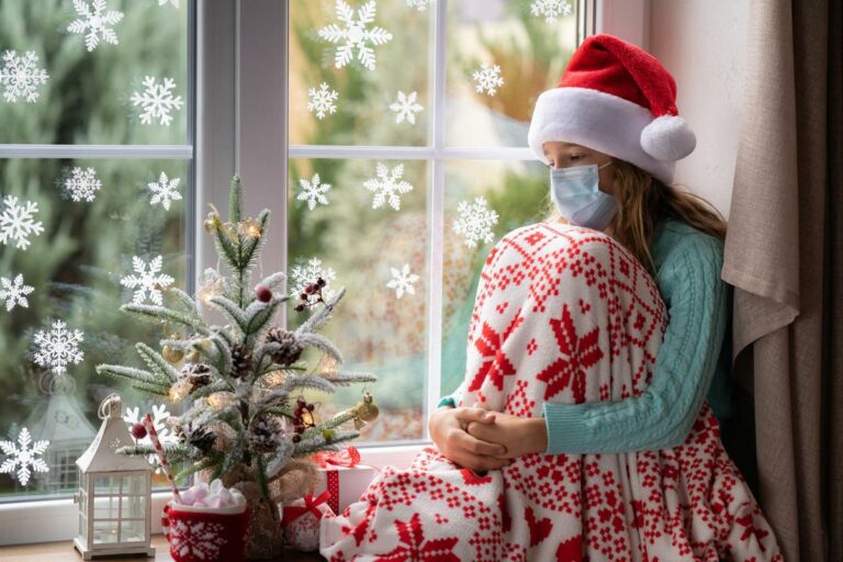 Covid e influenza, picco di contagi a Natale. I medici: «Evitare baci e abbracci»