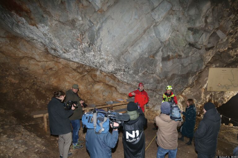 Slovenia. Cinque persone intrappolate in una grotta