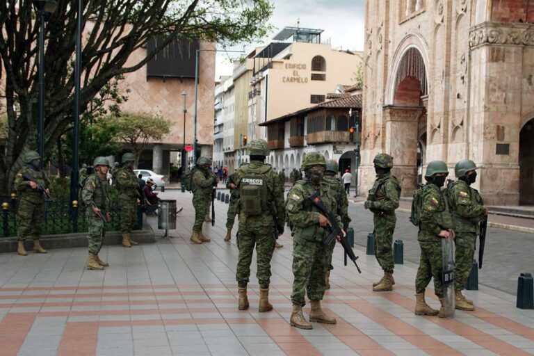 Ecuador nel caos, 10 morti. Polizia: “Due agenti assassinati da criminali armati”