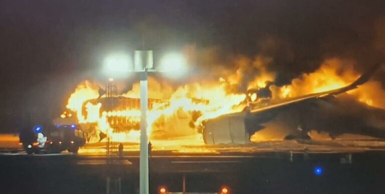 Aereo in fiamme a Tokyo, il video dei passeggeri