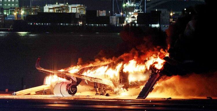 Tokyo. Scontro tra aerei: 5 morti, salve quasi 400 persone