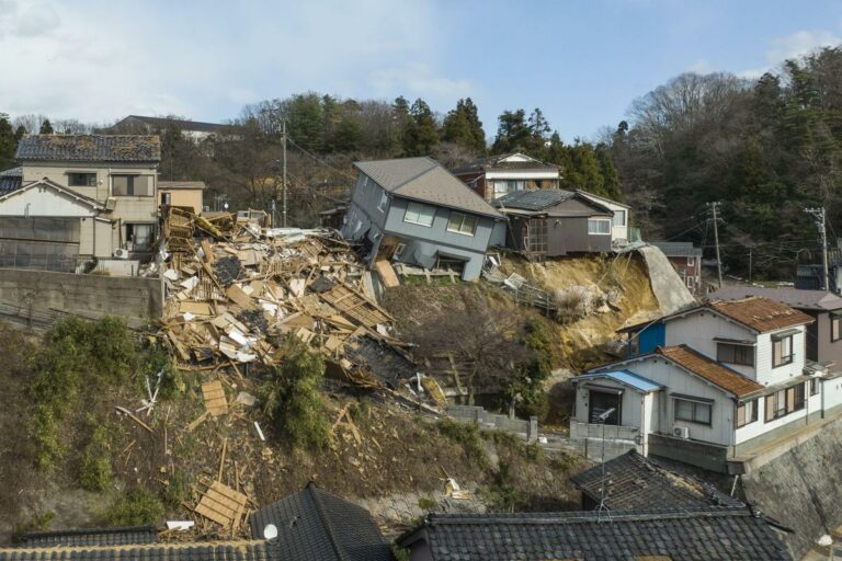 Terremoto Giappone, 48 i morti. Scosse di assestamento ostacolano i soccorsi