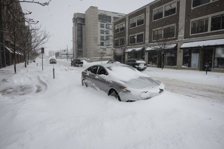 Il freddo estremo blocca le Tesla, decine di auto abbandonate per le strade di Chicago