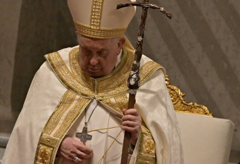 Papa Francesco: “Chi ferisce una sola donna profana Dio”
