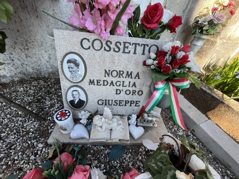 Una corona di fiori sulla tomba di Norma Cossetto