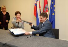 I ministri delle Infrastrutture Alenka Bratušek (Slovenia) e Oleg Butković (Croayia) firmano l'accordo attinente al cofinanziamento del ponte / Foto di Goran Kovacic/PIXSELL