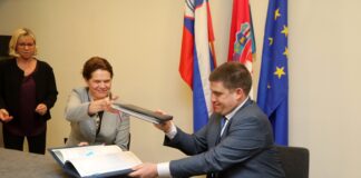 I ministri delle Infrastrutture Alenka Bratušek (Slovenia) e Oleg Butković (Croayia) firmano l'accordo attinente al cofinanziamento del ponte / Foto di Goran Kovacic/PIXSELL
