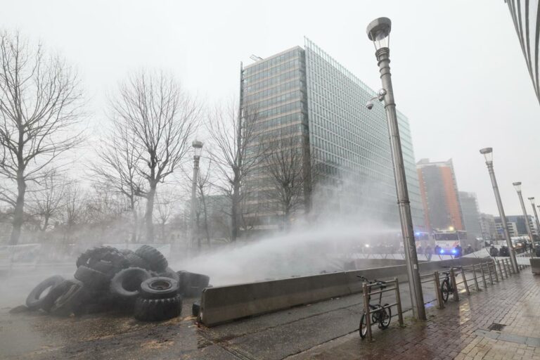 Protesta trattori a Bruxelles, sale la tensione: agricoltori appiccano roghi e polizia usa idranti
