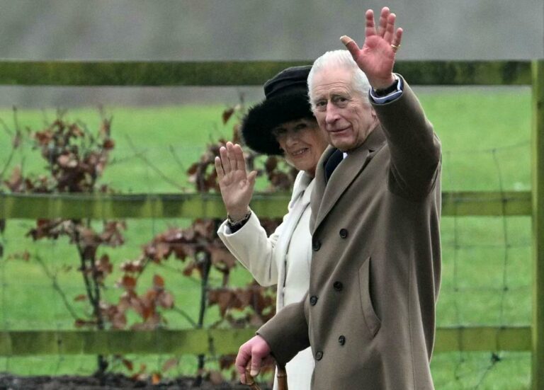 Carlo sorridente con Camilla, il Re torna a Londra per le cure contro il cancro