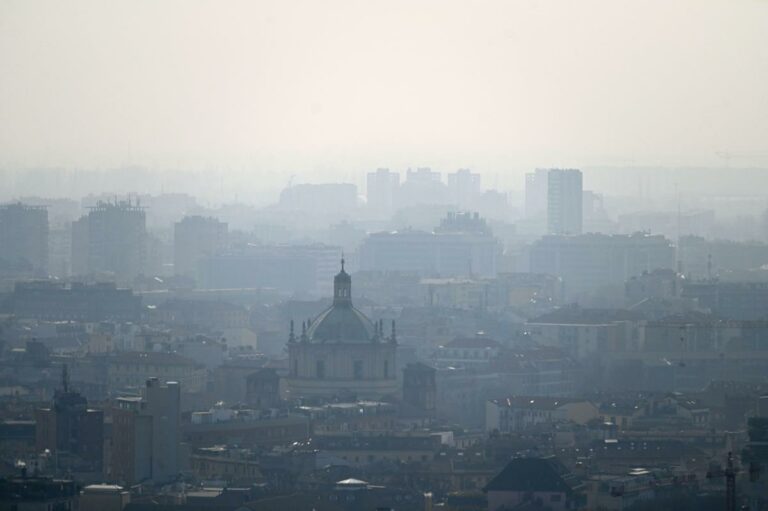 Inquinamento aria, nel mondo 8,1 milioni di morti nel 2021: il report