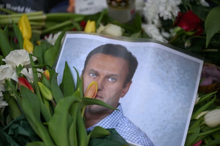 Navalny, ultimatum alla madre: accettare funerale segreto. Lei rifiuta e denuncia