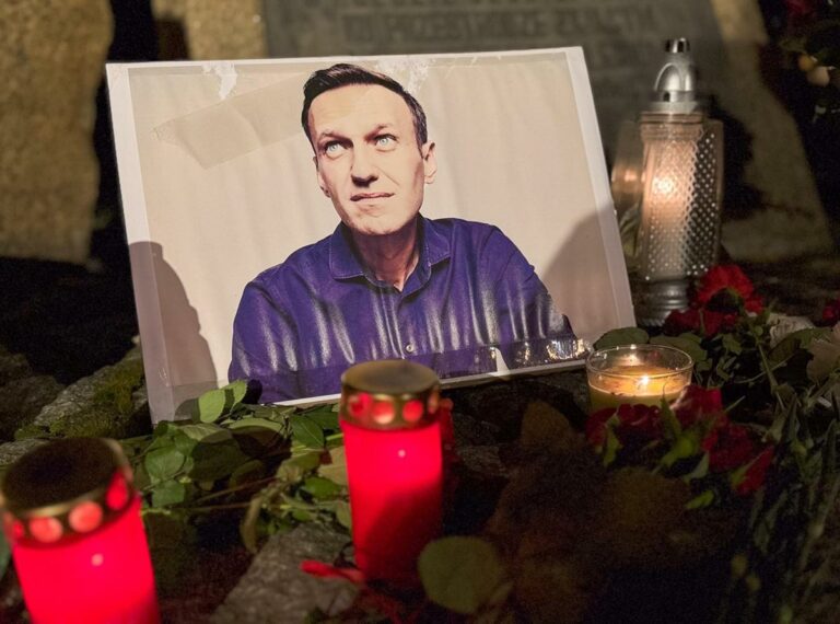 «Navalny ucciso con un pugno al cuore»