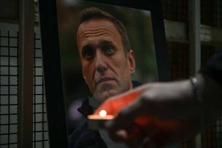Navalny, la versione di Kiev: “Morto per coagulo di sangue”