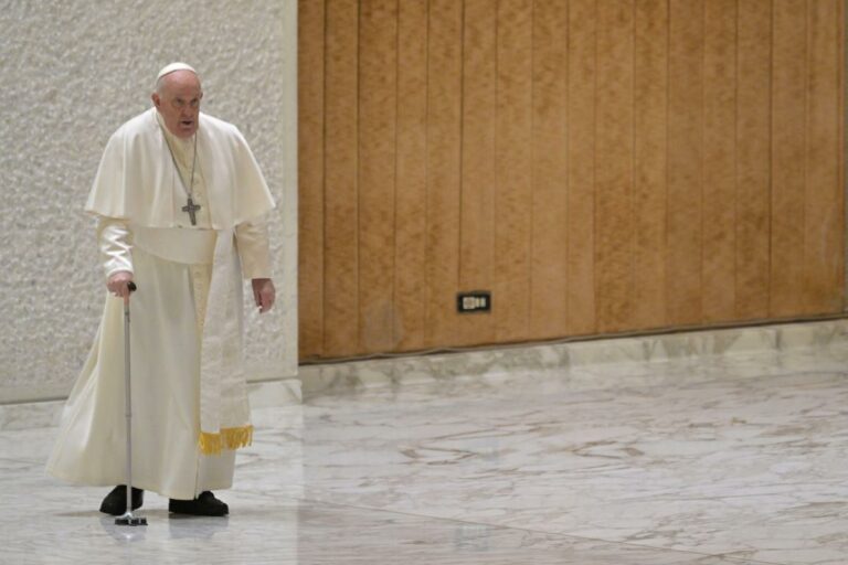Papa Francesco, ancora sintomi influenzali: udienze sospese