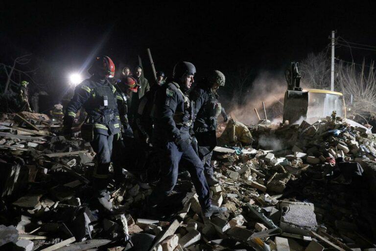 Ucraina, notte di raid russi: almeno 3 morti. “Abbattuto” un caccia di Mosca